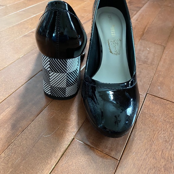 Black patent leather shoes with accent heel - Picture 2 of 4
